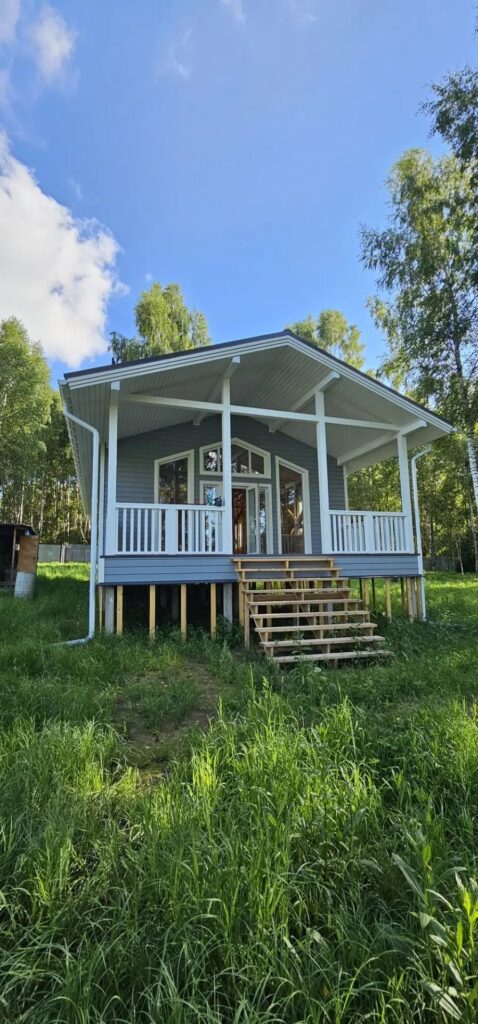 Каркасный дом «Алеста 82» после сдачи: терраса на столбах из клееного бруса и окна второго света